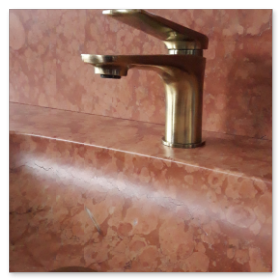 Massives Badezimmer-Waschbecken aus rotem Rosso Asiago Marmor mit montierter silberner Armatur