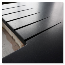 In den Stein gefräste Wasserlaufrillen neben dem Spülbecken.