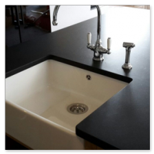 Farblich perfekt abgestimmtes Keramikbecken, unter die Platte montiert