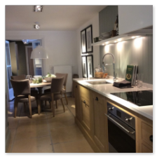 Weiße Silestone-Arbeitsplatte (z.B. Iconic White) in einer modernen Zeile.