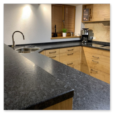 Aufgesetzte Bartheke aus Granit auf einer bestehenden Kücheninsel.