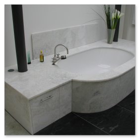 Modernes Badezimmer mit schwarzem und weißem Marmor und einer halb freistehenden Badewanne.