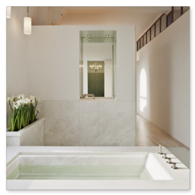 Exklusive Badewanne aus weißem Marmor, maßgefertigt für ein luxuriöses Badezimmer.