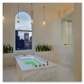 Elegant verkleidete oder massiv gefertigte Badewanne aus reinweißem Naturstein.