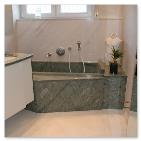 Design-Bad mit massiver Naturstein-Badewanne und Waschtisch aus grünem Andeer Gneis.