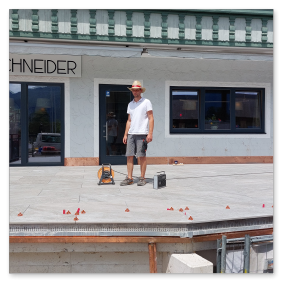 Große Außenterrasse der Bäckerei Schneider in Kiefersfelden, gestaltet mit robusten  Platten von Marmor Kiefer.