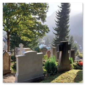 Panoramablick vom Bergfriedhof Kiefersfelden in der Morgensonne.