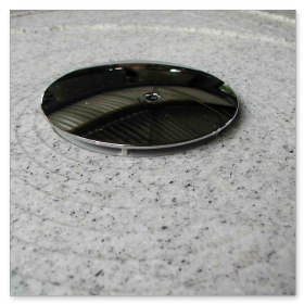 Flacher Standard-Bodenablauf, integriert in eine 3 cm starke Duschtasse aus Granit oder Marmor.