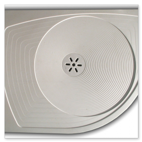 Bodengleiche, fugenlose Duschtasse aus einem Stück weißem Marmor.