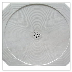 Schwellenlose, fugenlose Duschwanne aus Naturstein, flächenbündig in den Boden eingebaut.