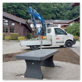 Ansicht des Schauerhauses mit den neuen, von Marmor Kiefer gelieferten und montierten Steintischen.