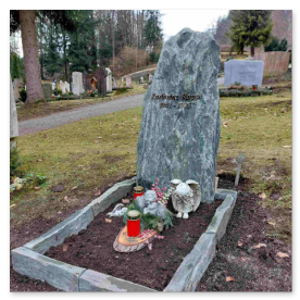 Rustikaler Findling mit individuell gestalteter Bronzeschrift.