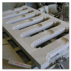 Maßgefertigte, klassisch geschwungene Balustrade aus Naturstein, gefräst von Marmor Kiefer.