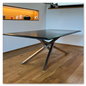 Granittisch mit schwebender Optik und Edelstahl-Untergestell, gefertigt von Marmor Kiefer.