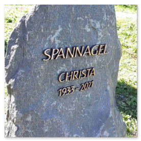 Urwüchsiger Findling mit erhabener Bronzebeschriftung.