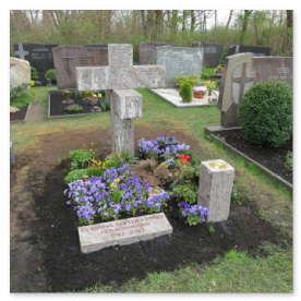 Massives Natursteinkreuz mit individuell ausgearbeiteten Kanten.