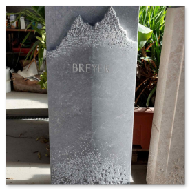 Grabstein mit präzise gefräster Silhouette des Kaisergebirges.
