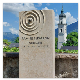 Grabstein mit filigran ausgearbeitetem Sonnensystem-Ornament.