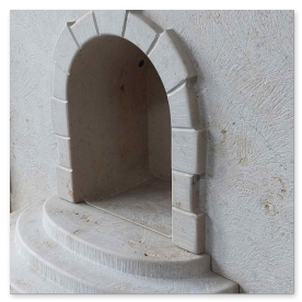 Kleines, handgearbeitetes Ornament an einem Torpfeiler aus regionalem Kalkstein.