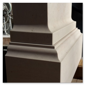 Urnengrabstein Detailansicht eines handgearbeiteten Karnies-Profils an einem Kalksteinsockel.