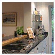 Kleine Naturstein-Halbinsel als zusätzliche Arbeitsfläche in U-Küchen.