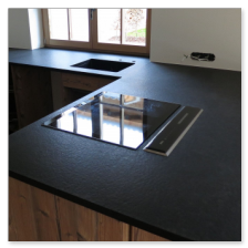 In die Arbeitsplatte integrierte Fensterbank aus dem gleichen Material.