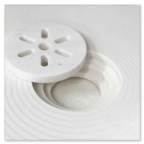 Herausnehmbarer Naturstein-Deckel über dem Duschabfluss für eine durchgehende Bodenoptik.