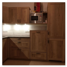 Arbeitsplatte mit leichtem Überstand zum Schutz der Holzfronten vor Wasser.