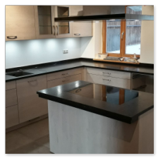 Dunkelbraune Granit-Arbeitsplatte mit warmer, kaffeebrauner Körnung.