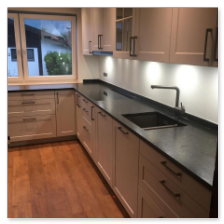 Küchenzeile mit passgenau ausgesägten Öffnungen für Einbaugeräte.