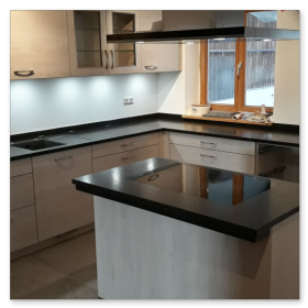 L-förmige Küchenarbeitsplatte aus Naturstein mit sauberer Fugenführung.