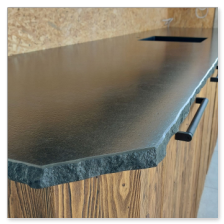 Detailaufnahme einer handgeschlagenen (bossierten) Granitkante.