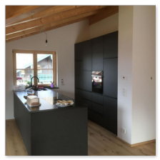 Große Kücheninsel aus tiefschwarzem Nero Assoluto Granit in Kiefersfelden.