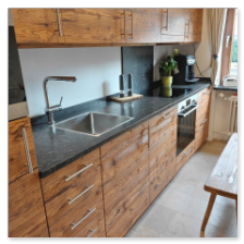 Steel Grey Granit-Arbeitsplatte auf einer Küchenzeile aus antikem Fichtenholz.