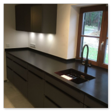 Arbeitsplatte mit Fensterbrett