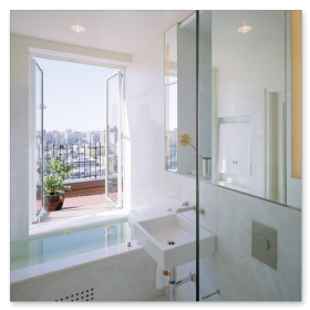 Maßgefertigte Badewannenlösung aus weißem Marmor, geplant und montiert von Marmor Kiefer.