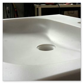 Makellose weiße Oberfläche eines Sivec Marmorwaschbeckens aus der Marmorwerkstraße.