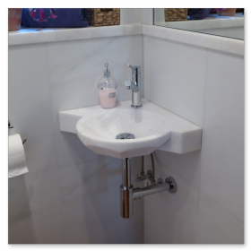 Massives, wandhängendes Marmorwaschbecken in freischwebender Optik für kleine Bäder.