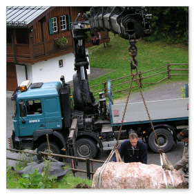 Kran-Montage eines großen Findlings durch das Team von Marmor Kiefer beim Hotel Sudelfeld.
