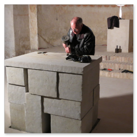 Der Bildhauer Prof. Michael Schoenholtz bei den letzten Arbeiten an einer Steinskulptur in der Werkstatt von Marmor Kiefer.