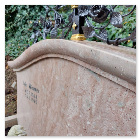 Handwerklich profilierter Kreuzsockel aus massivem Naturstein