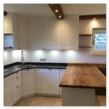 Küchenhalbinsel mit Natursteinplatte auf einem massiven Holz-Unterbau.