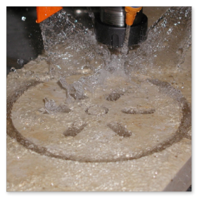 CNC-gesteuertes Bearbeitungszentrum bei der Fräsung einer Natursteinplatte.