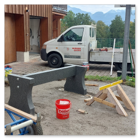 Montage von massiven, pflegeleichten Natursteintischen im Schullandheim Schauerhaus durch Marmor Kiefer.
