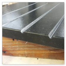 Detailaufnahme einer in den Stein gefrästen Abtropfrille mit Gefälle.