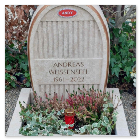 Urnengrabmal aus Naturstein in der markanten Form eines Bugatti-Kühlergrills.