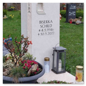 Urnen Grabstein aus hellem Kalkstein mit samtig mattierter Oberfläche.