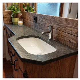 Maßgefertigte Steel Grey Natursteinplatte montiert auf einem stabilen Holzunterbau aus Altholz.