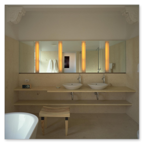 Schlichter, moderner Waschtisch aus beigem Naturstein in einem hellen Badezimmer.