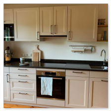 Naturstein-Arbeitsplatte mit flächenbündig eingelassenem Induktionsherd.